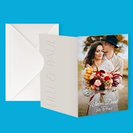 Kleine, klassische Klappkarte als Dankeskarte mit sommerlichem Motiv eines Brautpaares. Inklusive passendem Briefumschlag – elegant und herzlich zugleich.