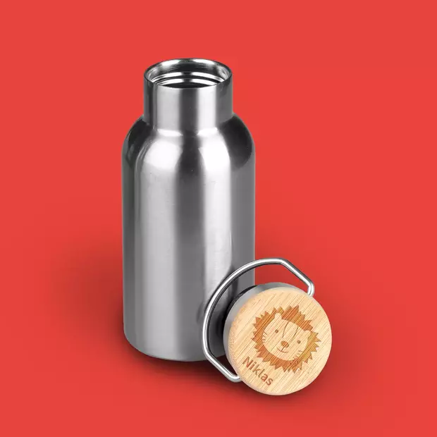 Individuell gravierte Trinkflaschen für dein Kind gibt es bei ORWO Aluminiumtrinkflasche mit graviertem Bambusdeckel. Der Deckel ist mit niedlichem Löwen und Kindsnamen graviert.