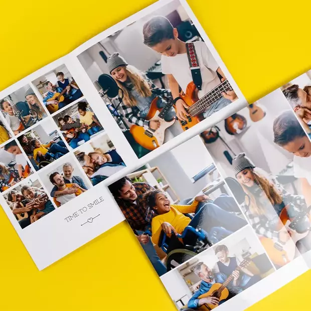 Familien-Jahrbuch voller Musik und Erinnerungen Zwei aufgeschlagene Fotobücher mit Familienfotos, Musizieren mit Gitarre und Gesang, Familien-Jahrbuch auf gelbem Hintergrund.