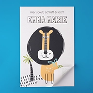 Selbstklebendes Poster mit niedlichem Löwen-Design. Personalisierter Text: „Hier spielt, schläft und lacht Emma Marie“. Liebevolle Wanddekoration für das Kinderzimmer.