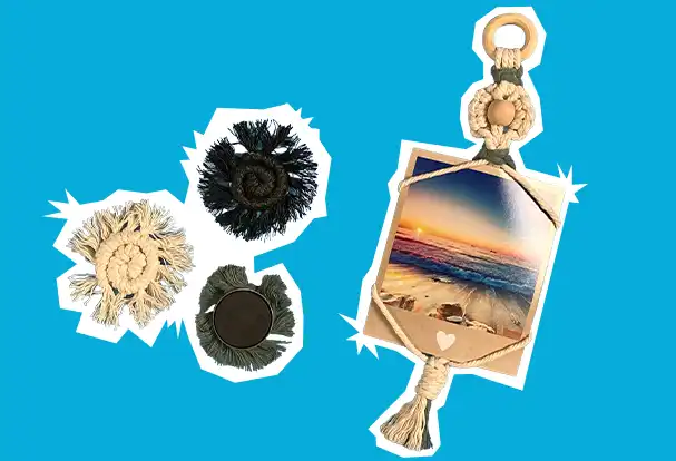Makramee Handarbeiten in Schneckenform und Sonnenuntergangsfoto in handgemachtem Makramee-Hänger vor blauem Hintergrund. Erhalte DIY-Tipps von ORWO.