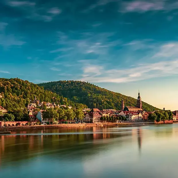 Schloss Heidelberg – Spiegelglatte Wasseroberfläche durch Graufilter Langzeitbelichtung auf dem Fluss mit Blick auf das Schloss Heidelberg. Durch den ND-Filter entsteht eine traumhaft glatte Wasseroberfläche ohne störende Boote oder Menschen.