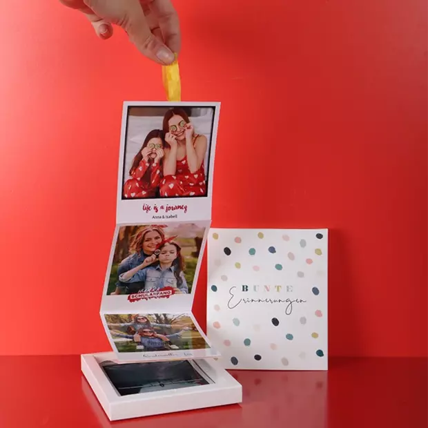 Retrofotos kreativ präsentieren mit Fotobox von ORWO Lege die zusammengeklebten Retrofotos in die Fotobox und du hast einen tollen Hingucker für dein Zuhause.
