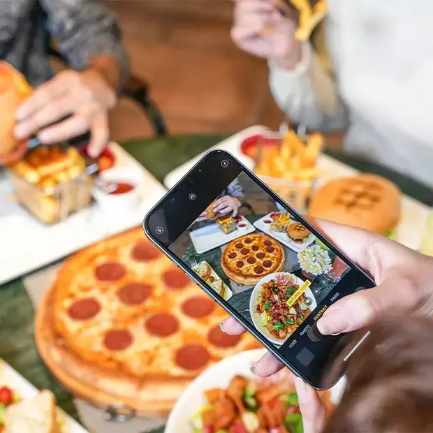 Bei einem Treffen mit Freunden hast du dein Handy wahrscheinlich immer dabei. Erfahre wie du damit dein Essen fotografieren kannst - und das auf besondere Art und Weise.