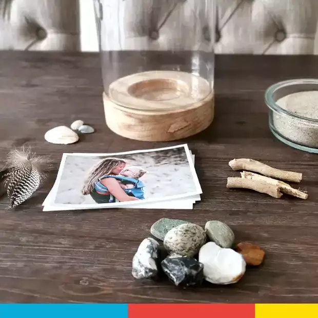 Erinnerungsglas basteln: Utensilien für die perfekte Dekoration Für das Basteln eines Erinnerungsglases werden folgende Utensilien benötigt: persönliche Fotos, ein großes Glas, Sand, Steine, eine Feder und Muscheln. Diese Materialien helfen, einzigartige Erinnerungen kreativ zu gestalten und im Glas zu verewigen.
