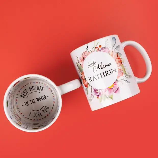 Personalisierte Tasse mit Blumenmotiv und Namen sowie liebevoller Botschaft im Inneren als individuelles Fotogeschenk zum Muttertag für den Alltag