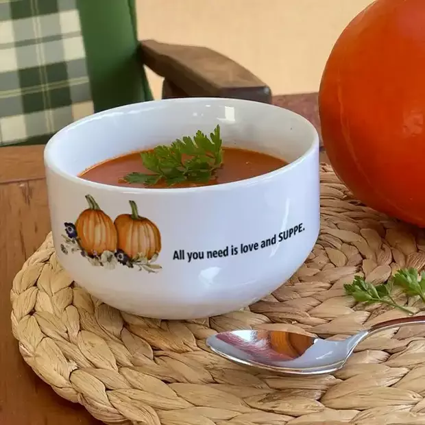 Schüssel zum Selbstgestalten für eine leckere Suppe Eine Kürbissuppe schmeckt aus einer Schüssel zum Selbstgestalten gleich doppelt so lecker.