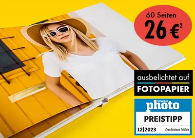 Werbeanzeige für ein Fotobuch mit Layflat-Bindung, das aufgeschlagen auf einem gelben Untergrund liegt und eine junge Frau mit Hut und Sonnenbrille zeigt. Ein Rabattblock zeigt den Preis "60 Seiten 26€²", darunter befinden sich zwei Qualitätssiegel.