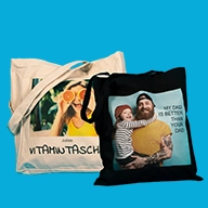 Individuell bedruckte Taschen: Naturfarbene Einkaufstasche mit lustigem Fotomotiv und klassischer schwarzer Stoffbeutel mit emotionalem Vater-Tochter-Foto.