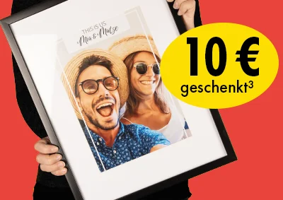Vor rotem Hintergrund wird ein Poster im schwarzen Rahmen, inklusive Passepartout, präsentiert. Dazu der Hinweis auf die Aktion 10 € Rabatt ab 40 € Mindestbestellwert.
