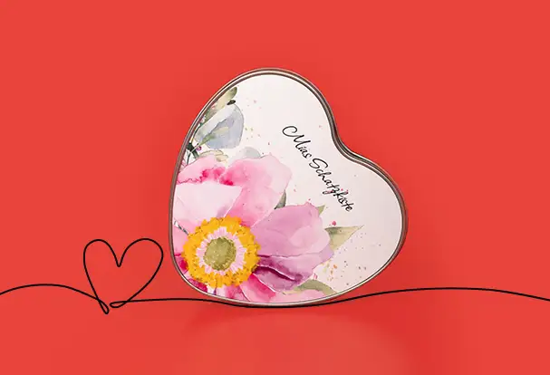Herzförmige Fotodose aus Blech mit floralem Motiv und individuellem Text. Für tolle Valentinstags-Überraschungen