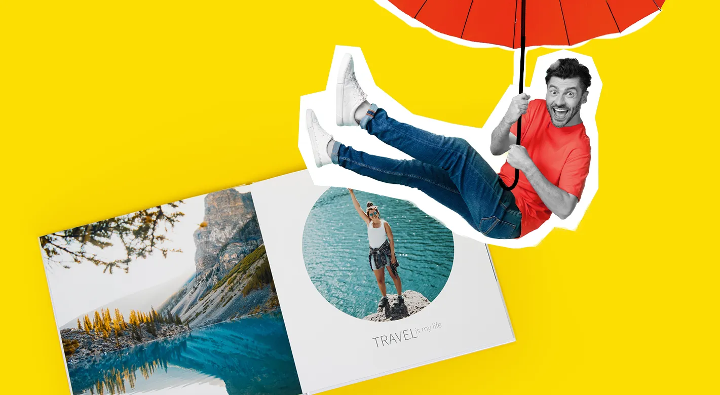 Kreative Fotobuch-Tipps visualisiert: lachender Mann mit Schirm über offenem Reise-Fotobuch.