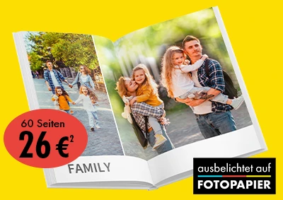 Aufgeschlagenes ORWO Fotobuch mit großformatigen Familienfotos einer Familie beim Spaziergang und innigen Momenten, gedruckt auf Fotopapier vor gelbem Hintergrund