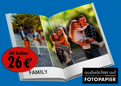 Aufgeschlagenes ORWO Fotobuch mit großformatigen Familienfotos einer Familie beim Spaziergang und innigen Momenten, gedruckt auf Fotopapier vor gelbem Hintergrund