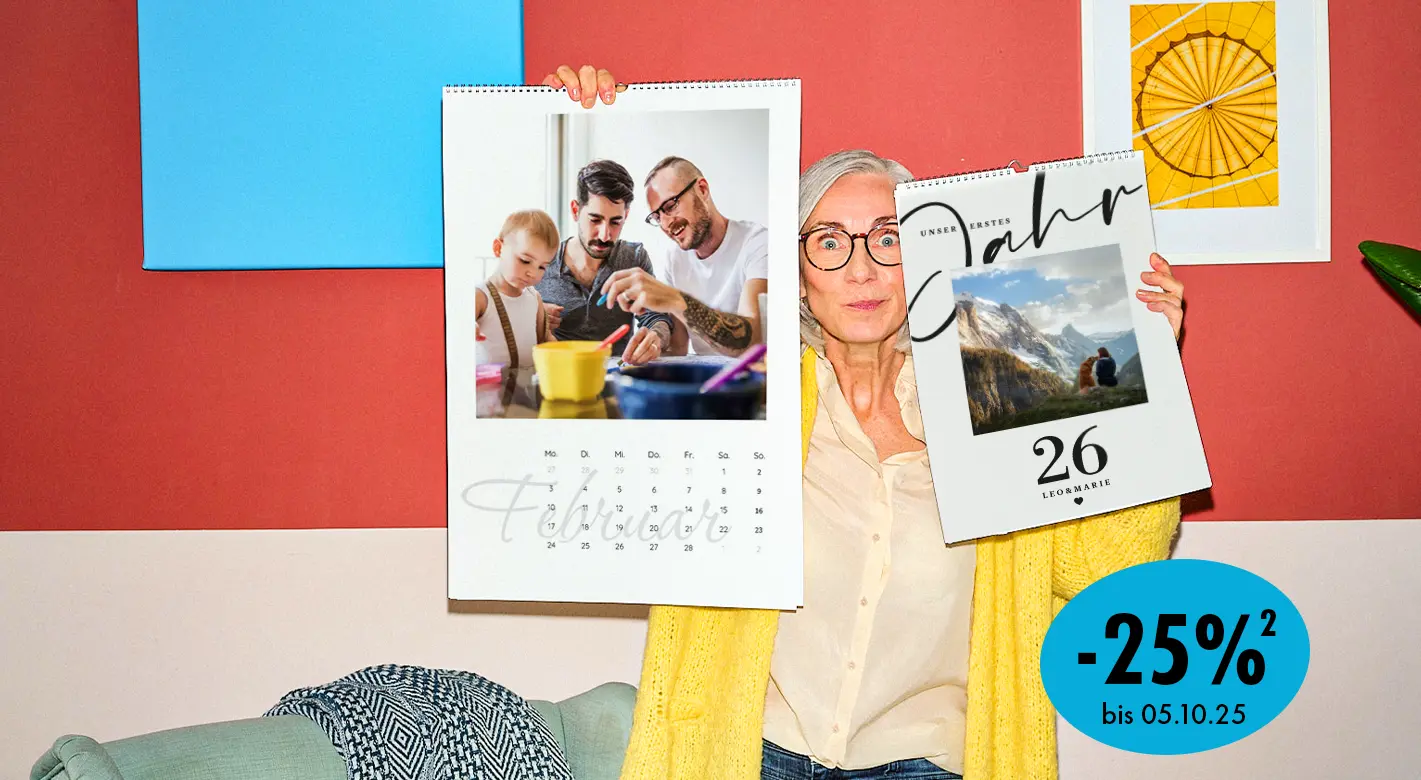 Frau präsentiert zwei personalisierte Fotokalender von ORWO – kreative Fotoprodukte ORWO