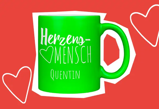 Eine auffällige, neongrüne Tasse, graviert mit „Herzensmensch“ und dem Namen „Quentin“. Dieses gravierte Geschenk ist eine liebevolle und persönliche Geste, die jeden Moment verschönert.