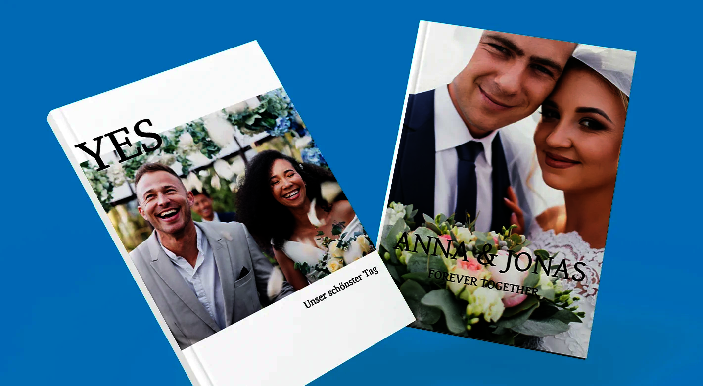 Zwei Hochzeitsfotobuch Cover mit Brautpaar und individuellen Namen sowie persönlichen Titeln auf blauem Hintergrund