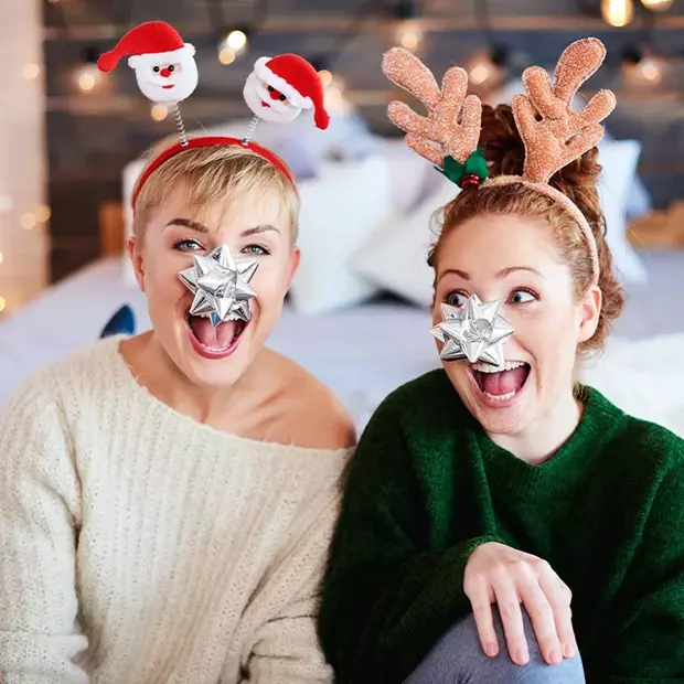 Mutter & Tochter, weihnachtlich geschmückt: Spaßige Fotoideen Weihnachten voller Freude und Wärme.