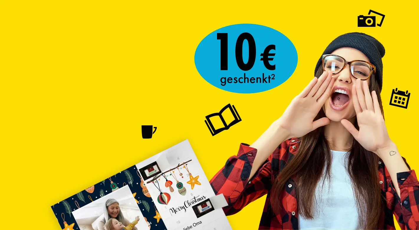 Fotoprodukte – 10 € Gutscheinaktion für personalisierte Fotogeschenke Fröhliche junge Frau präsentiert verschiedene Fotoprodukte und ruft ein 10 € Geschenkangebot aus – kreative Fotogeschenke wie Kalender, Bücher und Tassen auf gelbem Hintergrund.