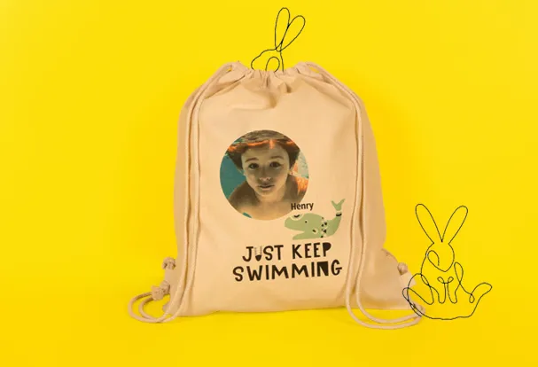 Turnbeutel mit Unterwasserbild eines kleinen Jungen. Perfekt zum Verstauen der Ostergeschenke