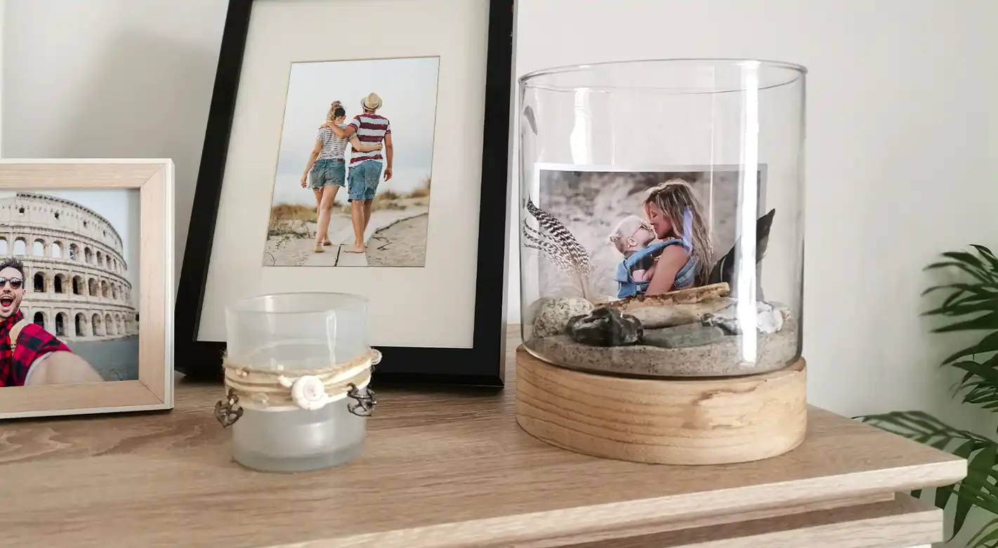 Die Kommode ist liebevoll dekoriert, mit einem Erinnerungsglas, das ein persönliches Foto enthält, einem kleinen Bilderrahmen und einem Windlicht, das für eine gemütliche Atmosphäre sorgt. Das Erinnerungsglas ist eine wunderbare Möglichkeit, besondere Momente zu bewahren.