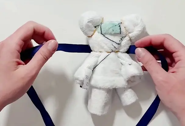 Schickes Handtuch Geschenk selbst fuer die Gaeste basteln. Jeder kann es, sogar ein Kind! Sehen Sie unsere ausfuehrliche Anleitung an und ueberzeugen Sie sich selbst.