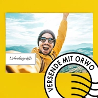 Weltweiter, direkter Versand. Hier: Fotopostkarte mit freudigem Selfie eines Wanderers in den Bergen. Perfekt, um Fotogrüße an deine Liebsten zu senden.