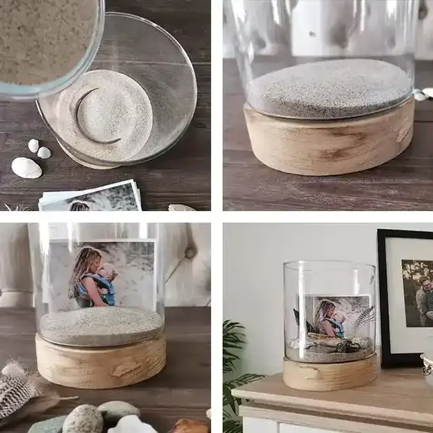 Erinnerungsglas Basteln: Schritt-für-Schritt Anleitung In dieser Collage sind die vier Bastelschritte zum Erstellen eines Erinnerungsglases zu sehen: Zuerst wird das Glas befüllt, dann mit Sand, Steinen und Muscheln dekoriert, ein persönliches Foto hinein gelegt und zuletzt ist das fertige Erinnerungsglas zu bewundern.