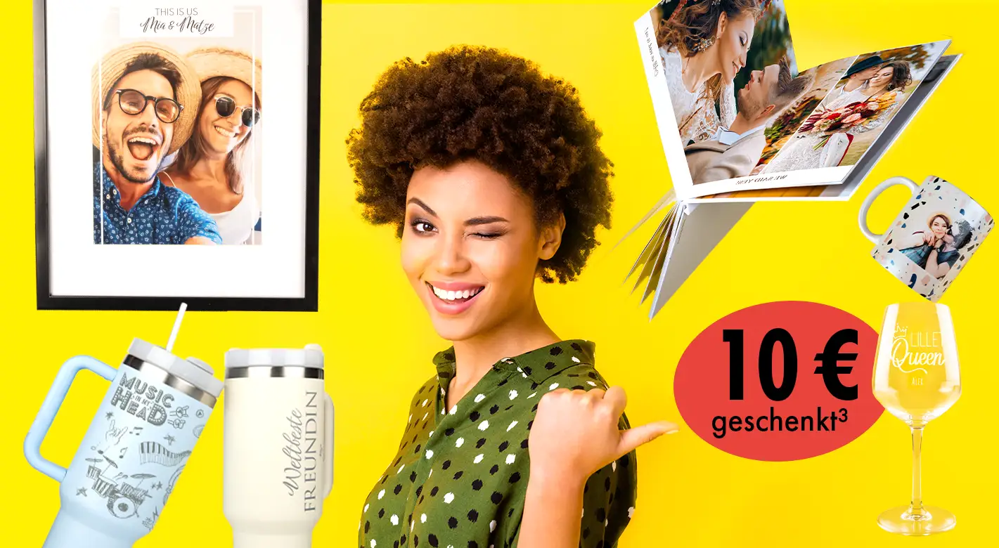 Eine junge Frau wird von verschiedenen Fotoprodukten umgeben. Vom gravierten Weinglas über ein Fotobuch bis hin zum großen Poster im Rahmen. Gezeigt vor gelbem Hintergrund.