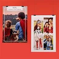 Zwei personalisierte Poster: Ein Designposter zeigt Papa und Tochter im Superheldenkostüm. Daneben eine Vierer-Collage von Mutter und Tochter mit dem Schriftzug „Mama“.