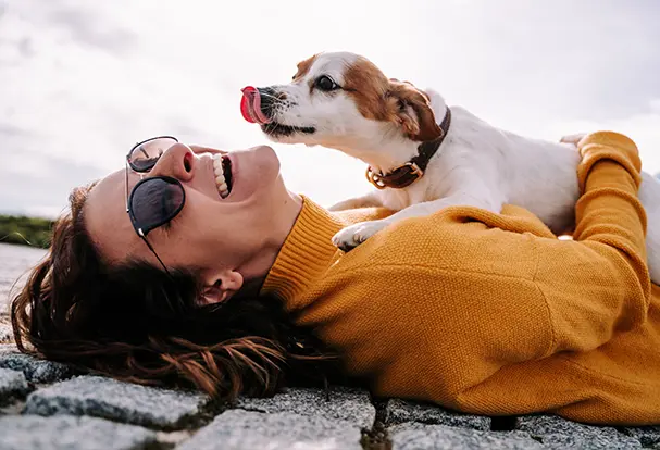 Haustierfotos vor deinen beeindruckenden Bergfotos Ein süßes Haustier vor deinen malerischen Gebirge Bildern – ein perfekter Moment für Haustierfotos in der Natur