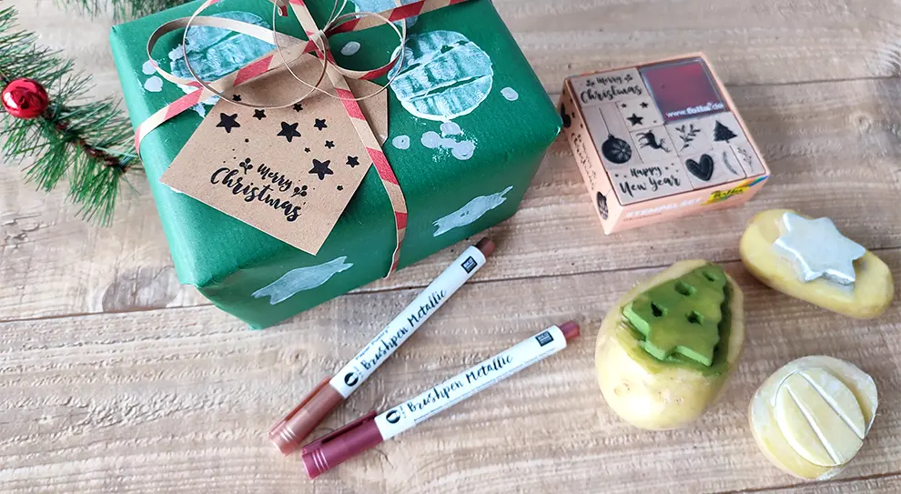 In diesem DIY-Tipp zeigen wir dir, wie du Geschenkpapier selbst gestalten kannst. Nutze Kartoffelstempel oder Brushpens zum Verzieren und werde kreativ.