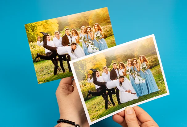 Zwei identische Hochzeitsmotive im Direktvergleich: Einmal klassisch mit weißem Rand, einmal randlos für ein modernes Look & Feel.