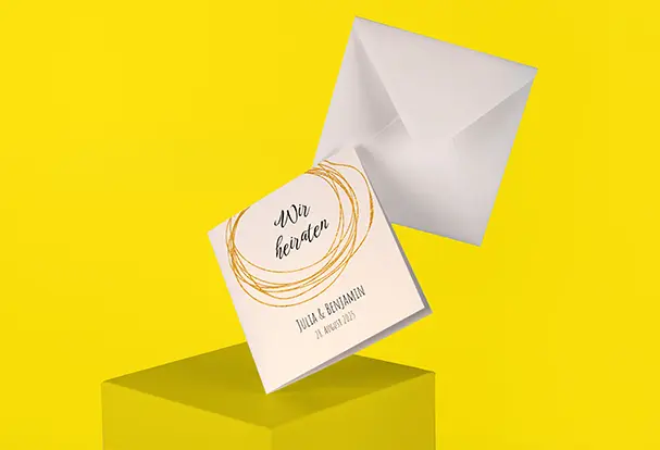 Quadratische Einladungskarten im eleganten Gold Brush Design, personalisiert mit dem Text „Wir heiraten - Julia und Benjamin“. Diese stilvollen Einladungskarten sind der perfekte Start in die Hochzeitsvorbereitungen und machen die Einladung zu einem besonderen Ereignis.