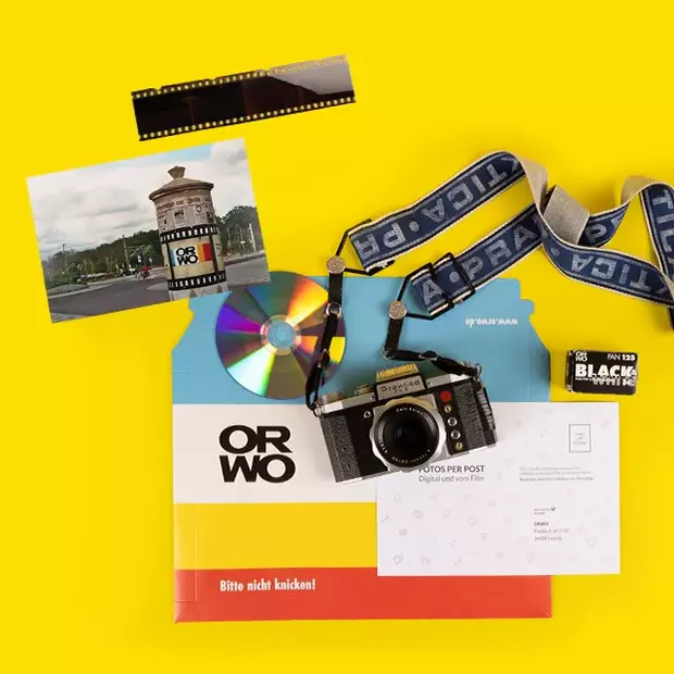 ORWO Fotoversand: Zubehör und Ergebnisse Sammelsurium aus Versandtasche, ORWO Verpackung, Analogkamera, Fotoabzug und entwickeltem Filmstreifen.