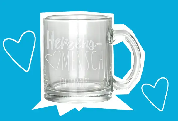 Eine elegante Glastasse, graviert mit dem liebevollen Schriftzug „Herzensmensch“ und personalisiert mit einem Namen. Dieses gravierte Geschenk ist eine wunderschöne Möglichkeit, besondere Menschen im Leben zu ehren.