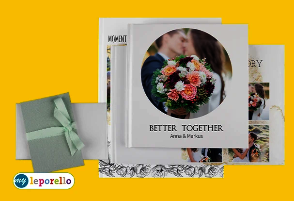 Hochwertiges Hochzeitsfotoalbum und Leporello Fotobuch mit Blumenmotiv und Geschenkverpackung auf gelbem Hintergrund