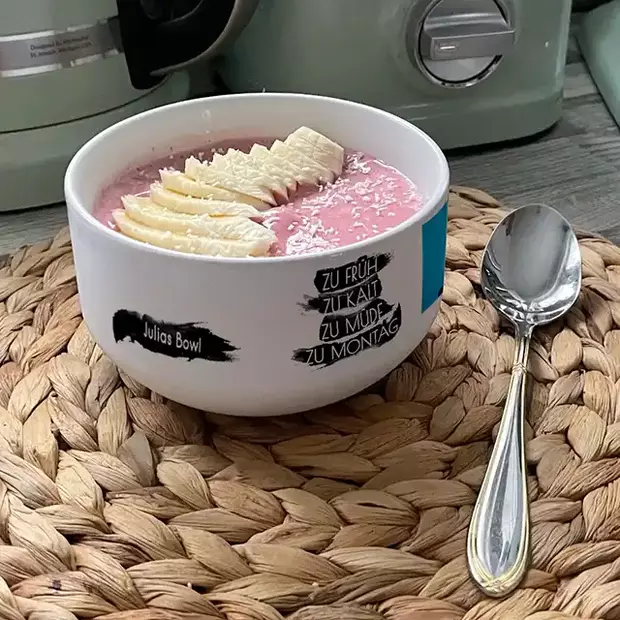 Schüssel zum Selbstgestalten für dein Bowl-Frühstück Bowls liegen voll im Trend und sehen in einer Schüssel zum Selbstgestalten super aus.
