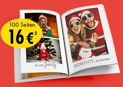 Ein aufgeschlagenes Fotobuch mit sommerlichen Bildern wird in die Höhe gehalten. Ein Störer weist auf die aktuelle Fotobuchaktion hin.