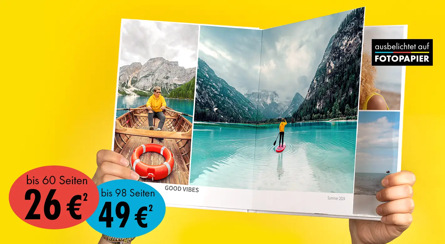 Frau hält ein geöffnetes Fotobuch mit eindrucksvollen Reisefotos vor gelbem Hintergrund hoch, Angebot für Fotoprodukte sichtbar