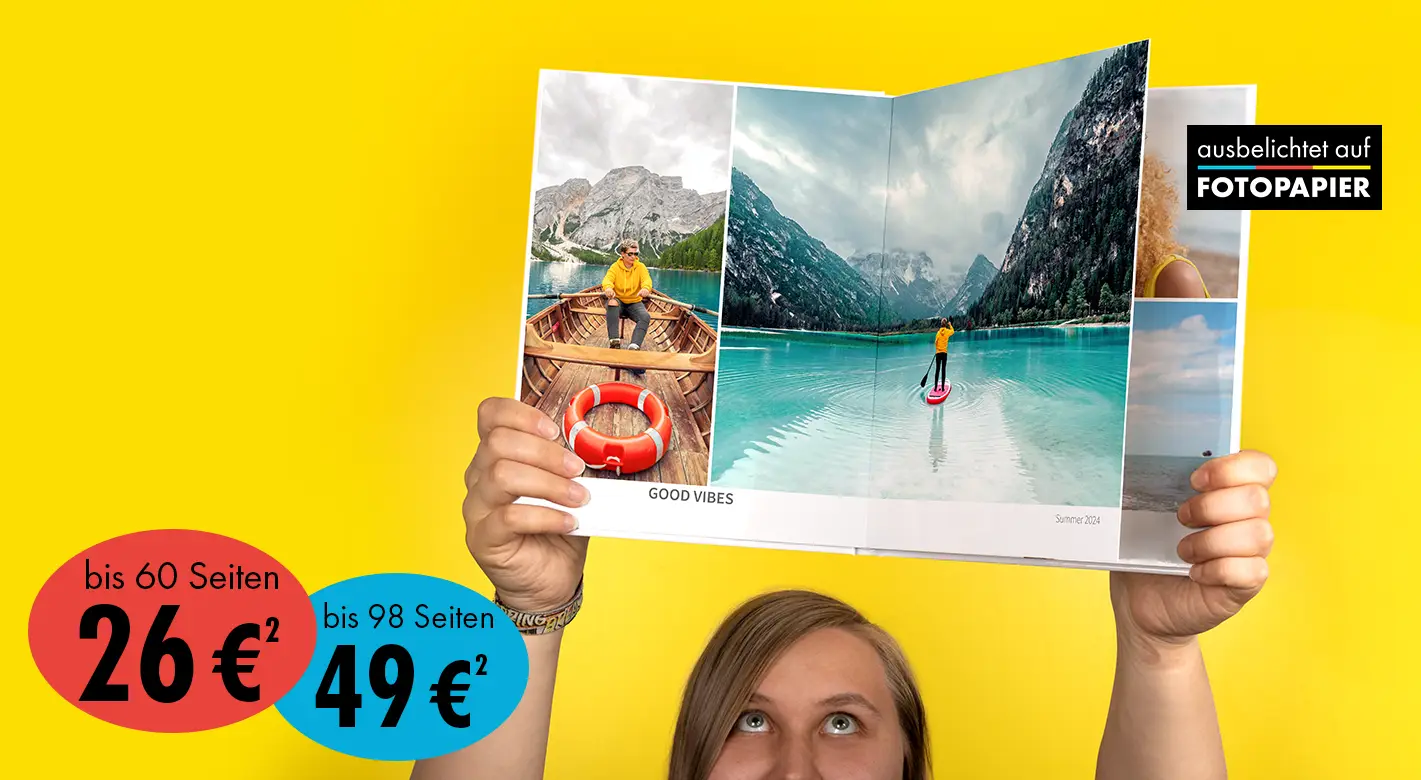 Frau hält ein geöffnetes Fotobuch mit eindrucksvollen Reisefotos vor gelbem Hintergrund hoch, Angebot für Fotoprodukte sichtbar