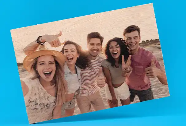 Ein edles Foto auf Holz, das ein Gruppenfoto von Freunden am Strand zeigt. Das natürliche Material und der hochwertige Druck erinnern an die kreative und individuelle Gestaltungsmöglichkeiten, wie sie auch bei der Fingerabdruck-Leinwand beliebt sind.