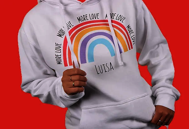 Weißer personalisierter Hoodie mit Regenbogenmotiv und Namen als modernes Valentinstag Fotogeschenk