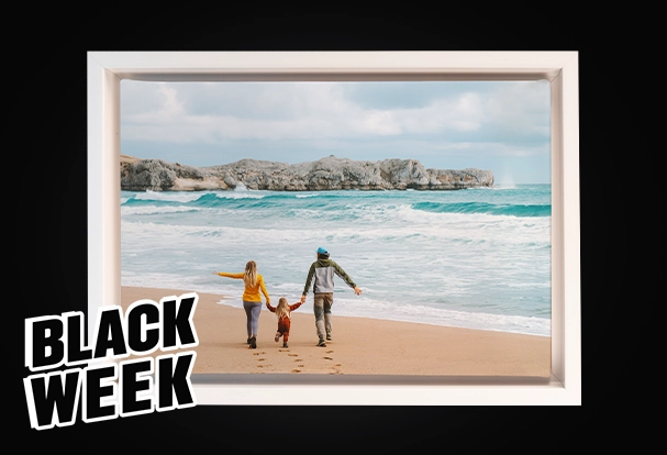 Familienfoto im weißen Schattenfugenrahmen an schwarzem Hintergrund, präsentiert als besonderes Black-Week-Angebot für hochwertige Wandbilder.