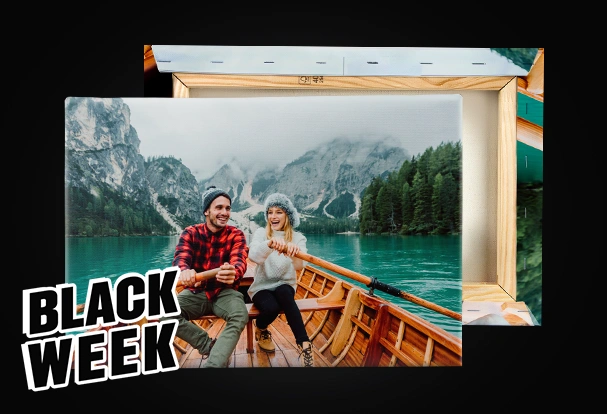 Personalisierte Fotoleinwand mit Paar auf einem Boot auf türkisfarbenem Bergsee, gezeigt zusammen mit dem Holzkeilrahmen, als Teil der Black-Week-Angebote.