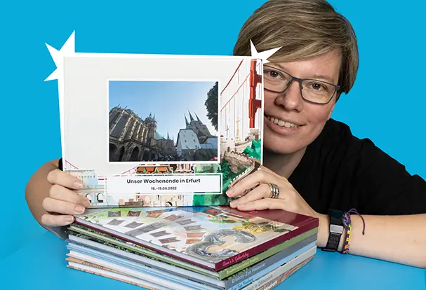 Franzi und ihre schönsten Erinnerungen im Fotobuch Frau mit Brille präsentiert stolz zahlreiche Fotobücher. Mit der ORWO-App gestalten sich Fotobücher fast ganz von allein.
