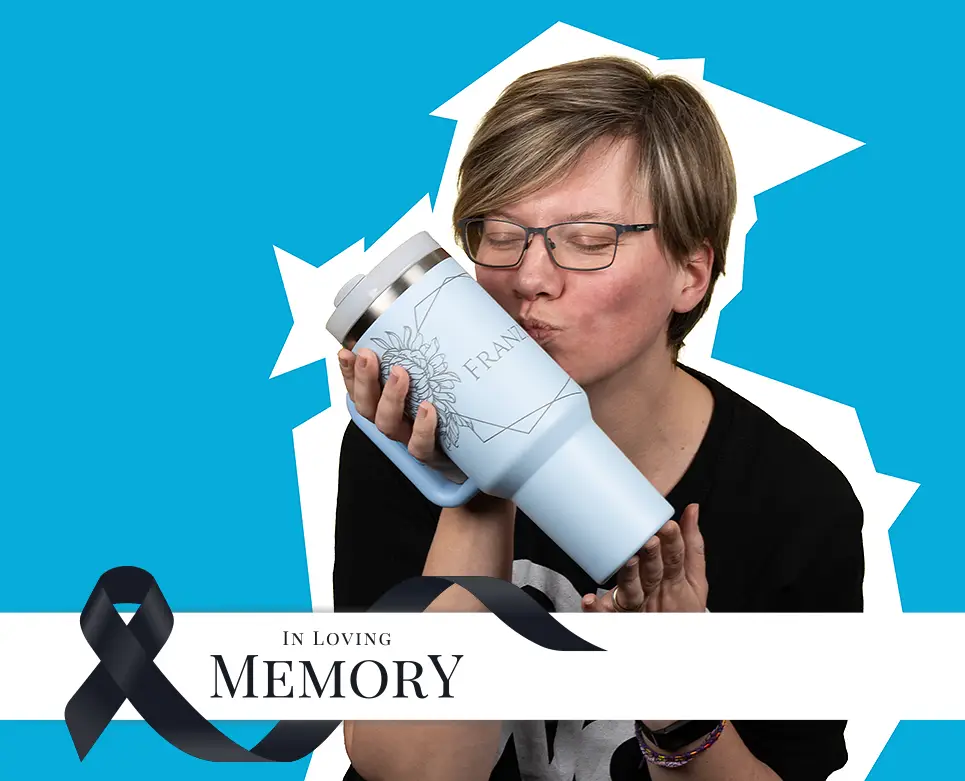 Liebe zu Produktinnovation – ORWO Produktmanagerin Franzi Frau mit Brille küsst liebevoll ihren blauen Thermobecher, fotografiert vor gelbem Hintergrund: Das ist Franzi, Produktmanagerin bei ORWO.