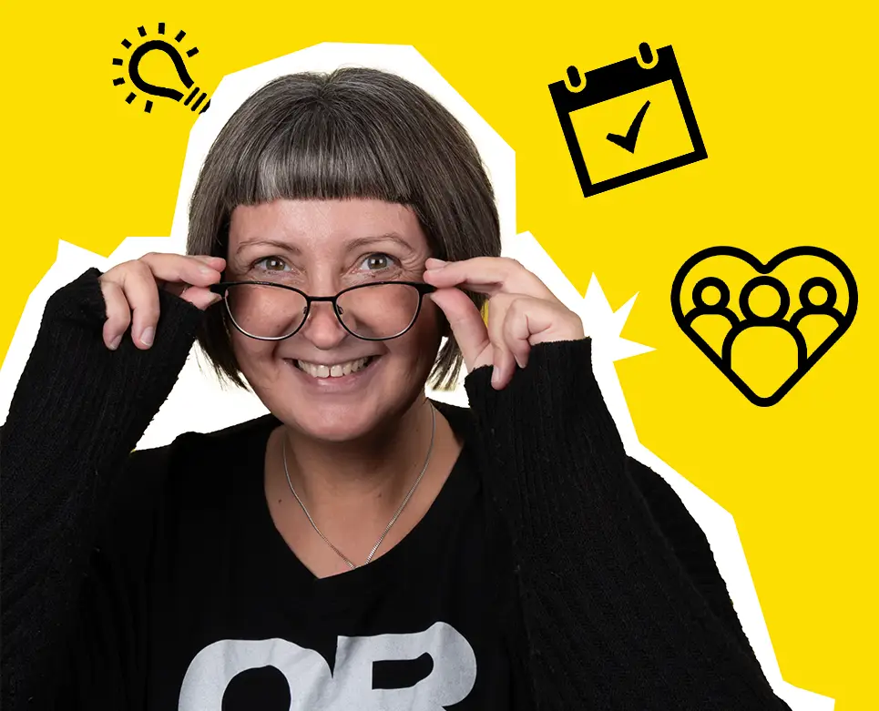 Katja hat den Durchblick als Teamleiterin bei ORWO Lächelnde Frau in ORWO-Shirt mit Brille vor gelbem Hintergrund mit Symbolen: Das ist Katja, die alles positiv betrachtet.