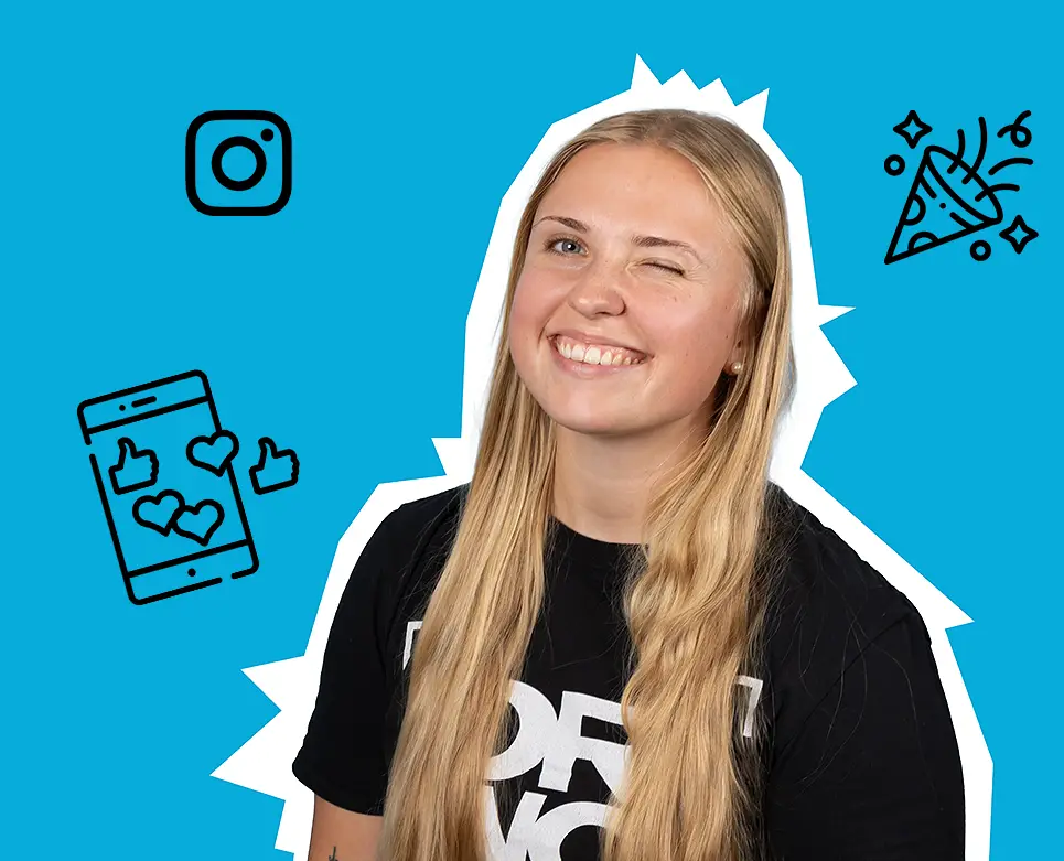 Keesha – App-Managerin und Kommunikationstalent bei ORWO Junge Frau mit einem fröhlichen Zwinkern, umgeben von Social-Media-Symbolen vor blauem Hintergrund. Mach mehr aus deinen Fotos. Mach ORWO. Auch in der App.