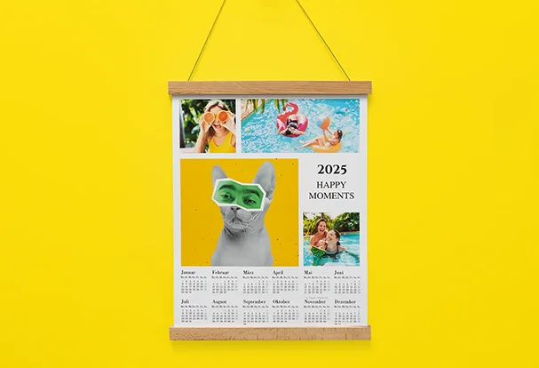 Posterjahreskalender mit Posterleisten – FAQ ORWO Kalender Stilvoller Posterjahreskalender, aufgehängt mit Posterleisten. Hier mit süßem Katzenmotiv – für den perfekten Jahresüberblick. FAQ ORWO Kalender.
